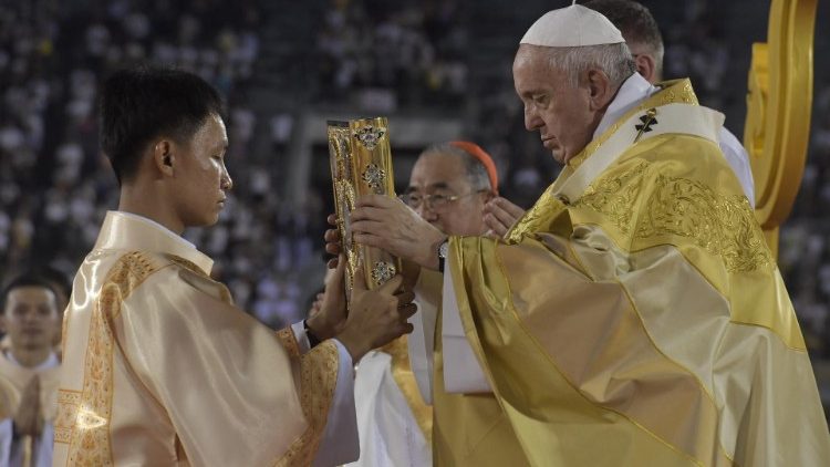 Le Pape transmet l'Évangéliaire au diacre lecteur lors de la messe célébrée au stade national de Bangkok, en Thaïlande, le 21 novembre 2019.