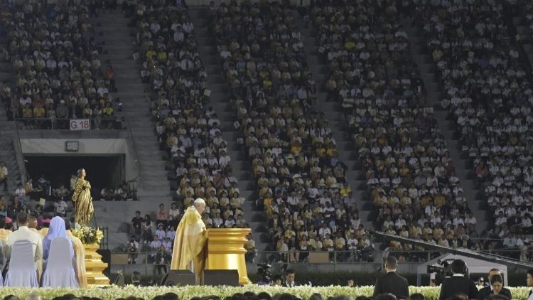Påven predikar under mässan på stadion i Bangkok 
