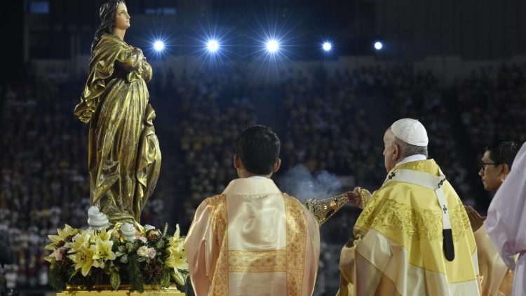 Le Pape bénissant une statue de la Vierge Marie lors de la messe célébrée au Stade national de Bangkok, le 21 novembre 2019.