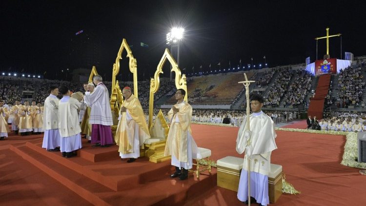 Bangkokas stadionā pāvests vada dievkalpojumu