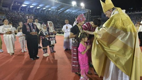 Bangkok, il Papa ai cattolici: missionari per condividere la misericordia di Dio