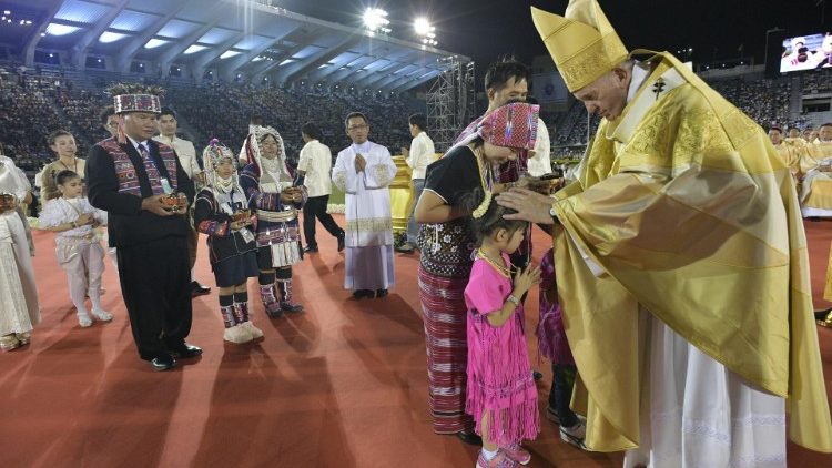 Papa Franjo u Tajlandu; sveta misa na nacionalnom stadionu u Bangkoku; 21. studenoga 2019.