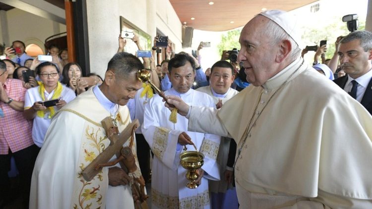 Papa Francesco alla parrocchia di San Pietro incontra sacerdoti e religiosi 
