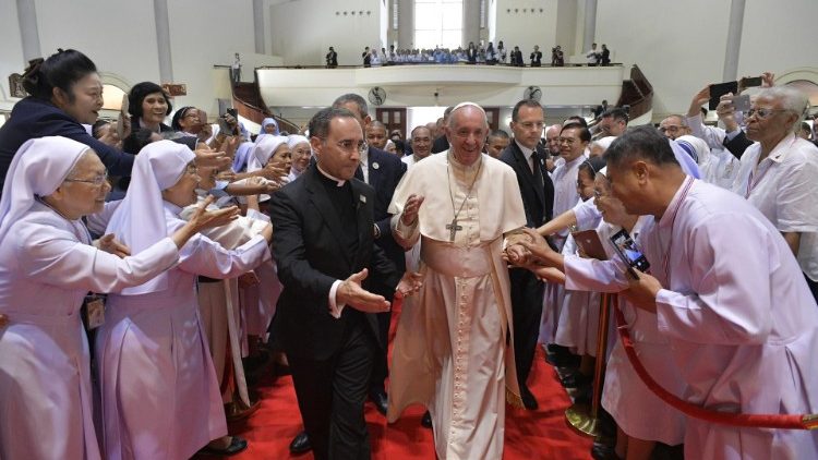 البابا فرنسيس يلتقي الكهنة والرهبان والمكرسين والمكرسات والإكليريكيين ومعلمي التعليم المسيحي في تايلاند 22 تشرين الثاني نوفمبر 2019