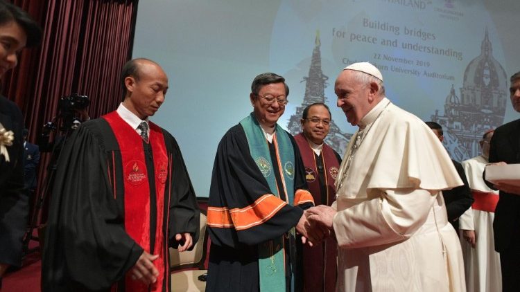 Papa Francesco e i rappresentanti dell'Università di Bangkok