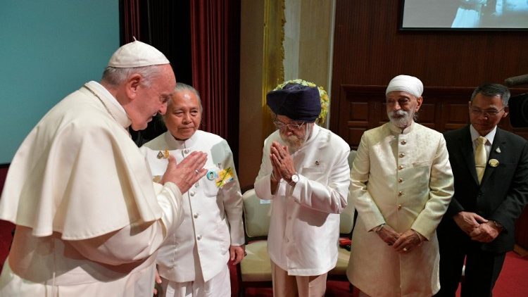 Papa em viagem apostólica à Tailândia e Japão, quando encontrou líderes religiosos