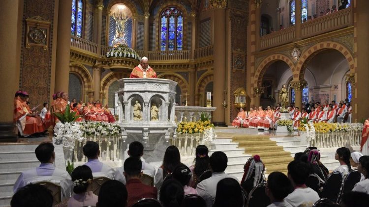 教皇フランシスコ、タイ・バンコクのカテドラルで若者たちとミサ　2019年11月22日