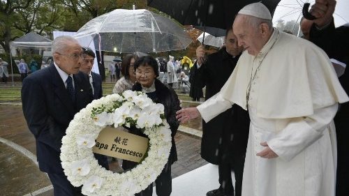 Francesco a Nagasaki lancia un appello per un mondo senza armi nucleari