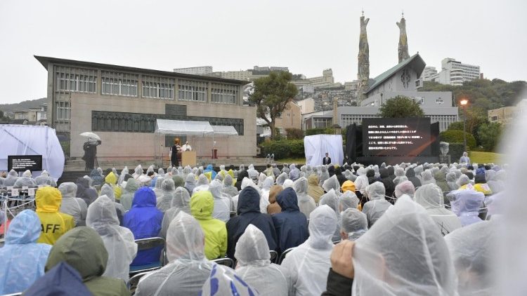 教皇フランシスコを迎え、長崎・西坂公園に集った人々　2019年11月24日