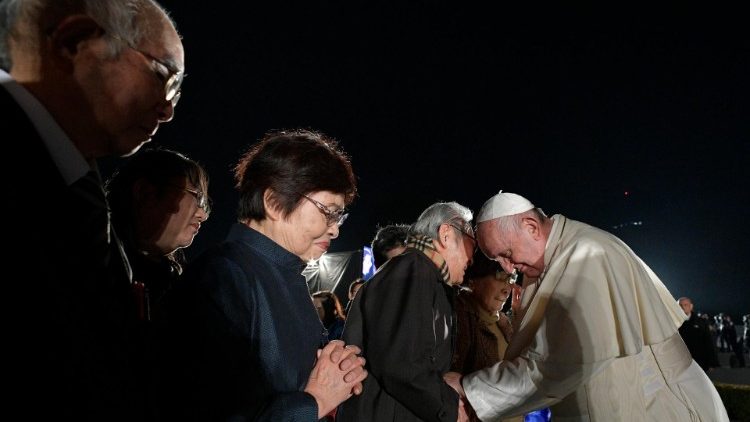Papež v Spominskem parku miru v Hirošimi s preživelimi atomske bombe.