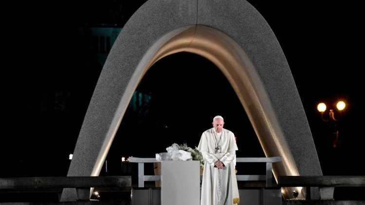 Franziskus betet 2019 in Hiroshima