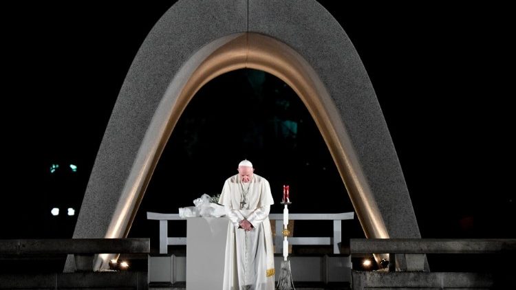 Papež Frančišek med molitvijo v Hirošimi na Japonskem, 19. novembra 2019