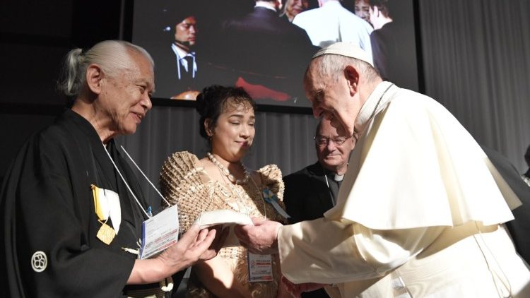 Le Pape saluant des victimes du Triple désastre de 2011, le 25 novembre 2019 à Tokyo.