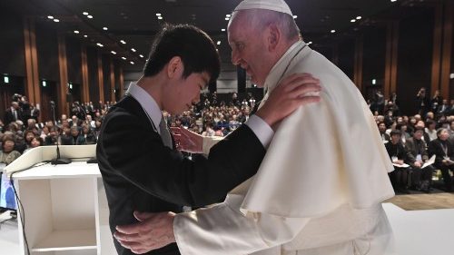Il Papa e le vittime del triplice disastro: l'indifferenza si vince con la compassione