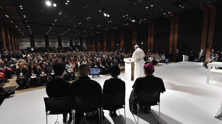 V ponedeljek, 25. avgusta, se je papež Frančišek v Tokiu srečal žrtvami treh katastrof, ki so se zgodile marca 2011.