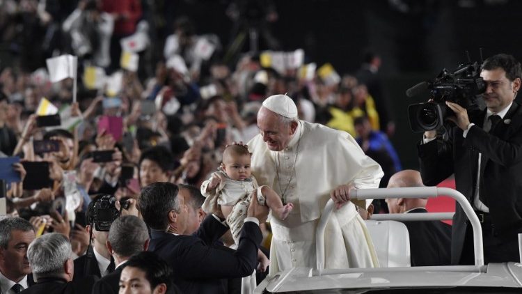 Папа Франциск преди литургията в "Токио Доум"