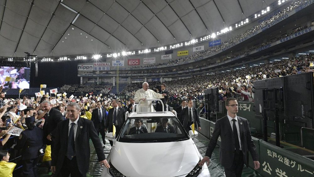Pápež František využil vodíkový papamobil pri stretnutí s veriacimi v Tokyo Dome (25. nov. 2019)