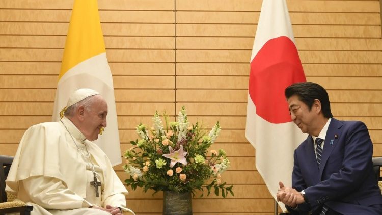 Le Pape François et le Premier ministre japonais Shinzo Abe, lors de leur rencontre privée au Kantei, le 25 novembre 2019 