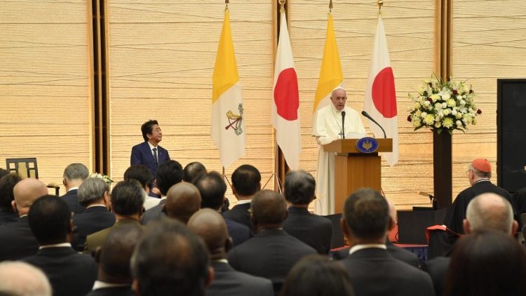 Papa Franjo, predstavnici japanskih vlasti i diplomatski zbor
