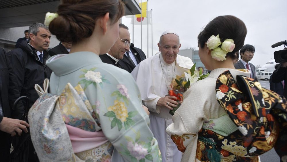 Pope Francis receives flowers from Japanese women