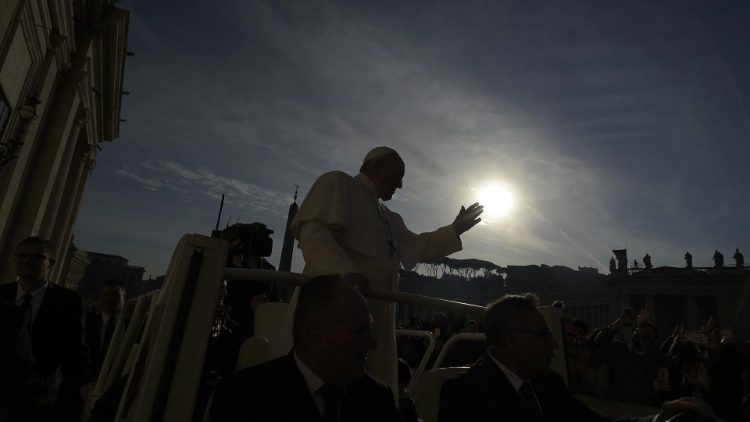 Der Papst bei der Generalaudienz... und der Fotograf macht ein Bild gegen die Sonne (Gegenlicht)