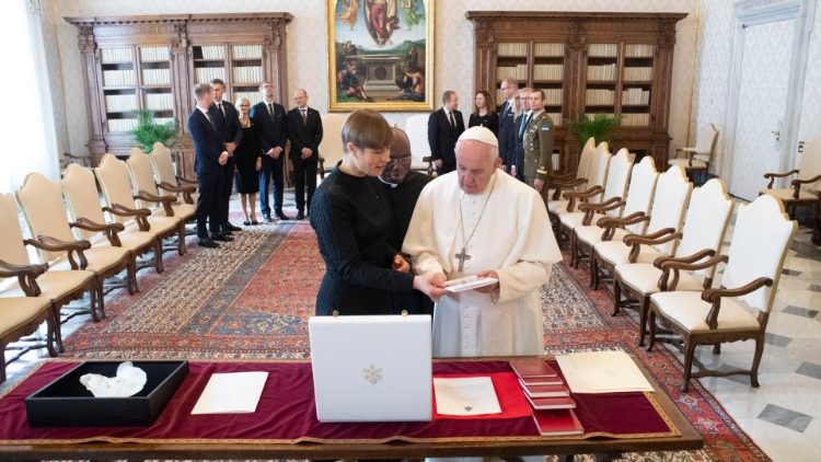البابا فرنسيس مستقبلاً رئيسة جمهورية استونيا السيدة كيرستي كاليولايد 28 تشرين الثاني نوفمبر 2019