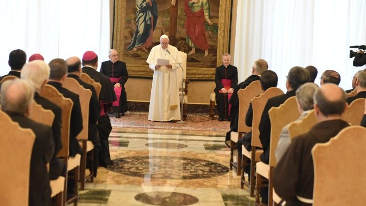 Il Papa con i membri della Comunità Teologica Internazionale in un'udienza del 2019