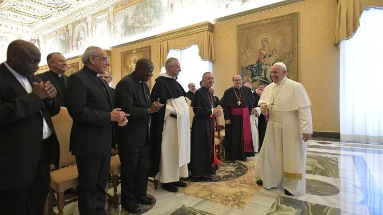 Le Pape François salue les membres de la Commission théologique internationale, le 29 novembre 2019