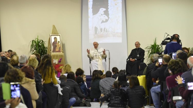 El Papa con los huespedes y voluntarios de Caritas de Roma