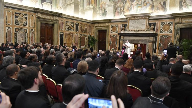 Popiežius kalba kursų dalyviams