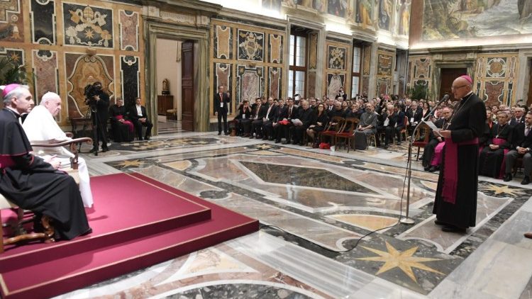 Mgr Dominique Rey présente au Pape ce groupe d'entrepreneurs français, le 2 décembre 2019 au Vatican.