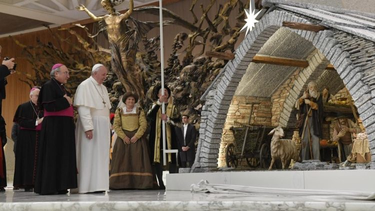 Ferenc pápa a jászol és a karácsonyfa adományozóival