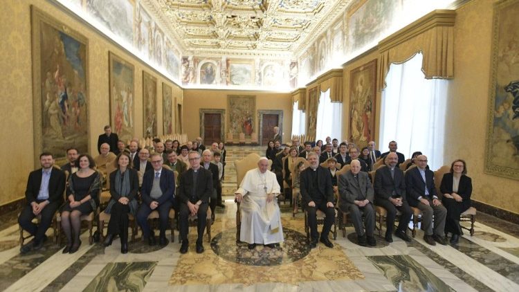 Папа з калектывам часопіса “Aggiornamenti Sociali”