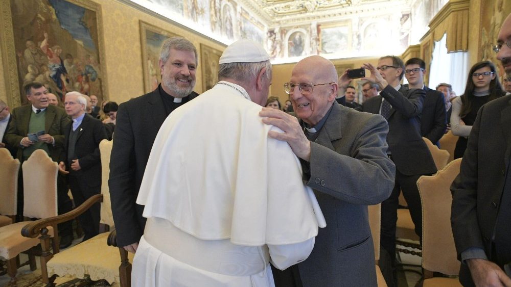 Papa Francesco saluta padre Bartolomeo Sorge durante l'udienza alla rivista "Aggiornamenti sociali"