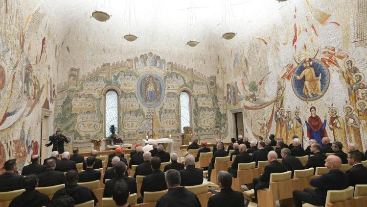Papeški pridigar p. Raniero Cantalamessa v kapeli Redemptoris Mater letošnji advent pridiga o Mariji.