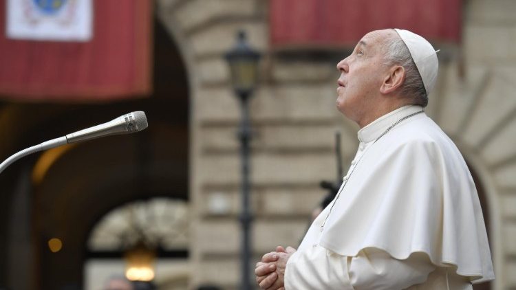 Il Papa durante l'omaggio all'Immacolata in Piazza di Spagna nel 2019