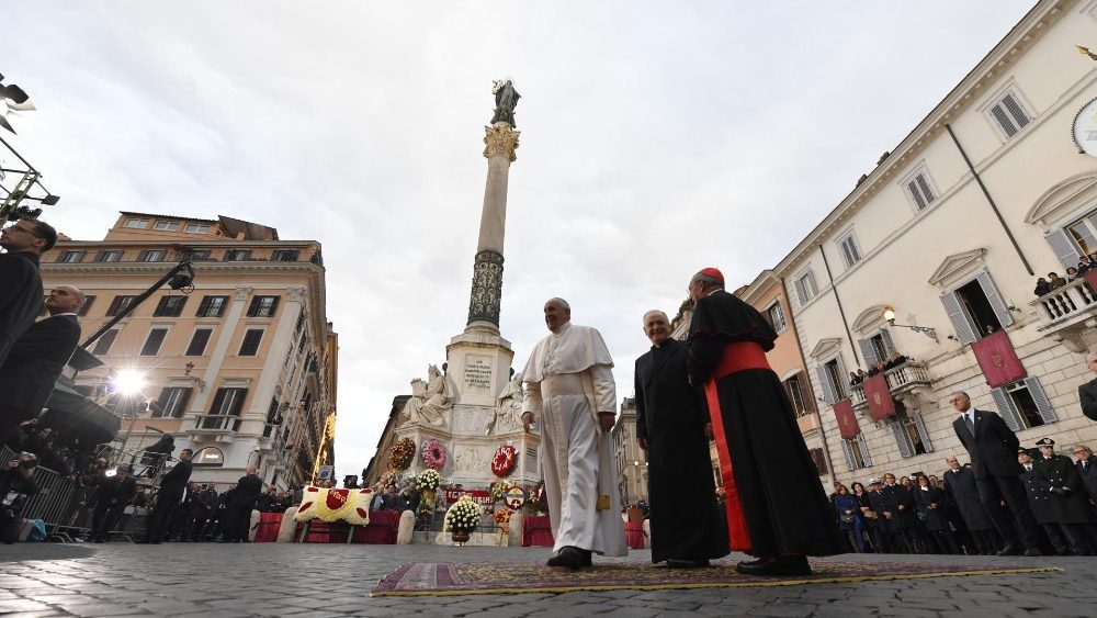 Visit to the statue of the Immaculate Conception at the Piazza di Spagna in Rome in 2019