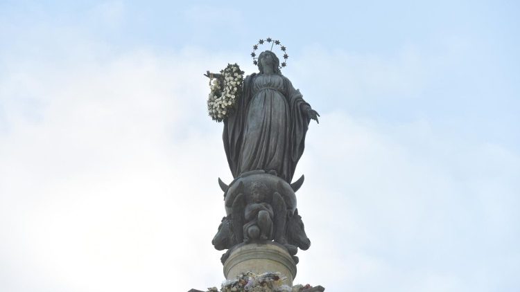 Статуя Непорочной Девы Марии на площади Испании в Риме