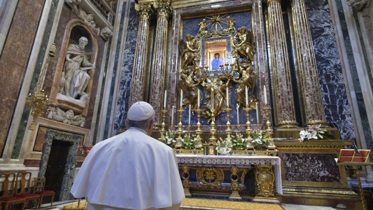 Papa Francisc în rugăciune în fața icoanei Fecioarei Maria ”Salus Populi Romani” din bazilica Santa Maria Maggiore.