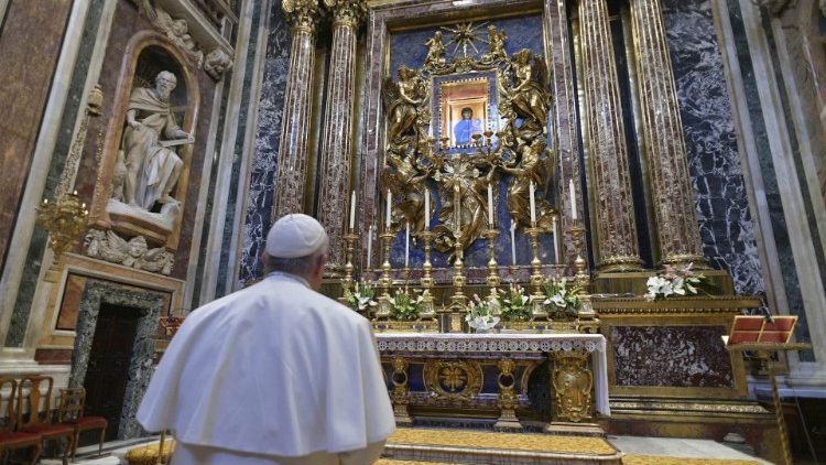Pope Francis praying before the Salus Populi Romani icon at Saint Mary Major in 2019