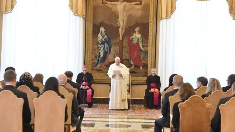 Papst Franziskus mit den Mitgliedern der Stiftung „A Chance in Life“ im vatikanischen Konsistoriensaal