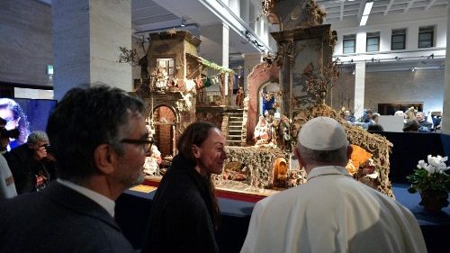 Le Pape François visite une exposition de crèches