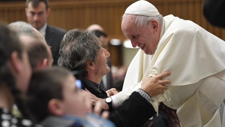 Le Pape saluant un fidèle lors de l'audience générale du 11 décembre 2019.