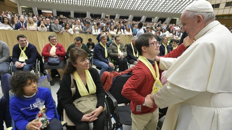 Der Papst begrüßt Gäste bei der Generalaudienz