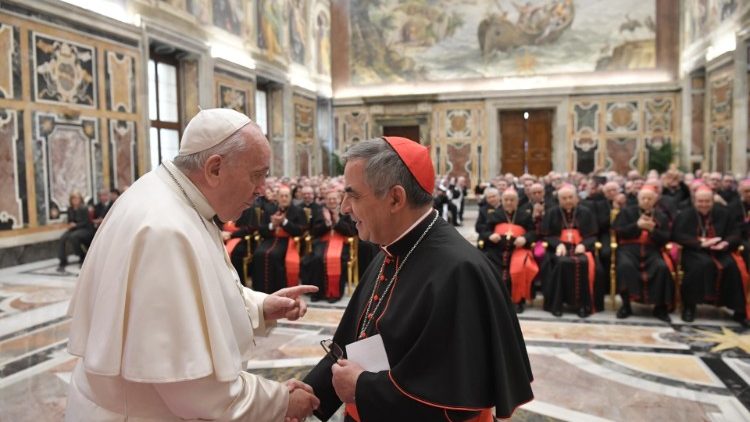 2019.12.12 Папа вітається з кардиналом Беччіу під час зустрічі з Конгрегацією в справах визнання святих