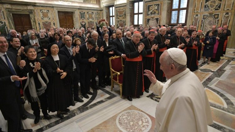 Le Pape saluant les membres de la Congrégation pour les Causes des Saints, le 12 décembre 2019 au Vatican.