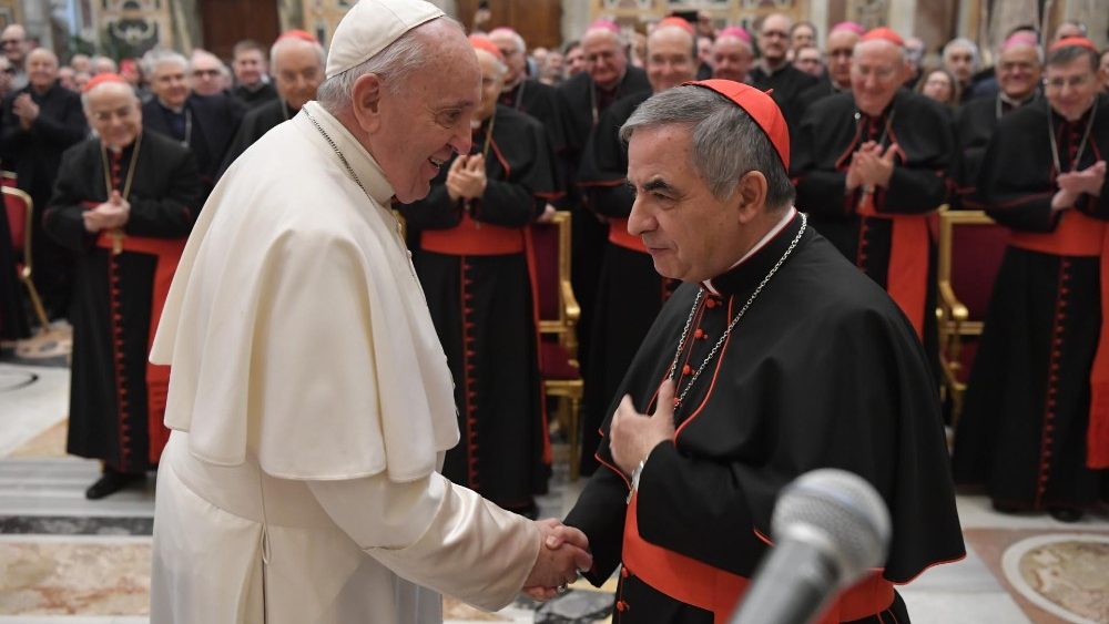 Papa Francesco saluta, all'udienza, il cardinale Angelo Becciu, prefetto della Congregazione delle Cause dei Santi