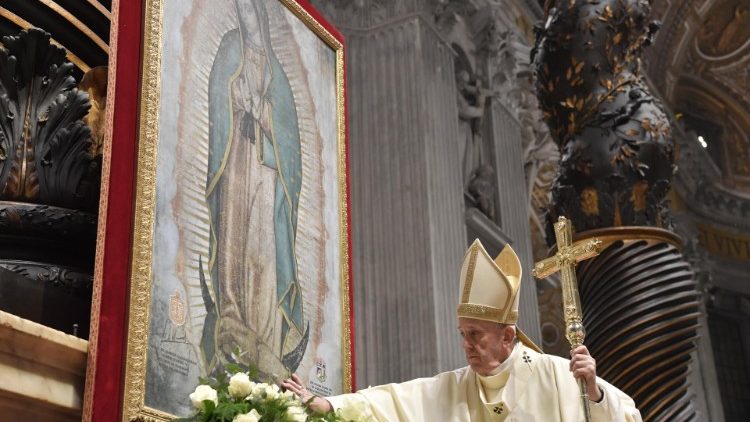 Påven och Vår Fru av Guadalupe under mässan i Peterskyrkan 2019
