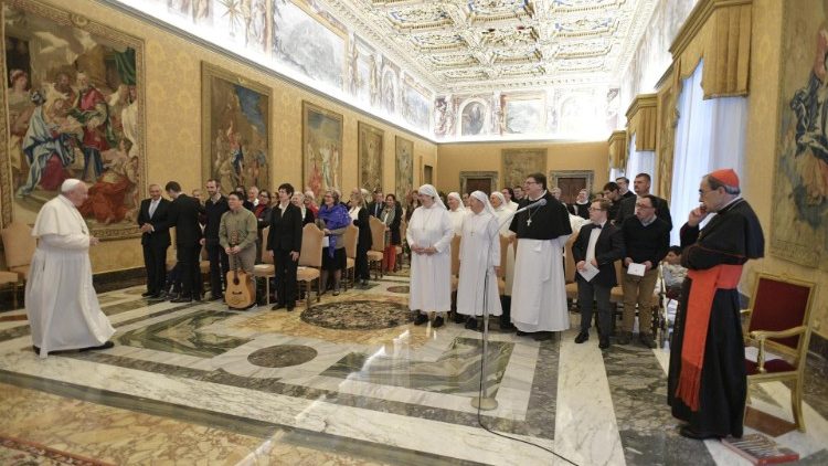 Папа Франциск с членовете на френските милосърди асоциации