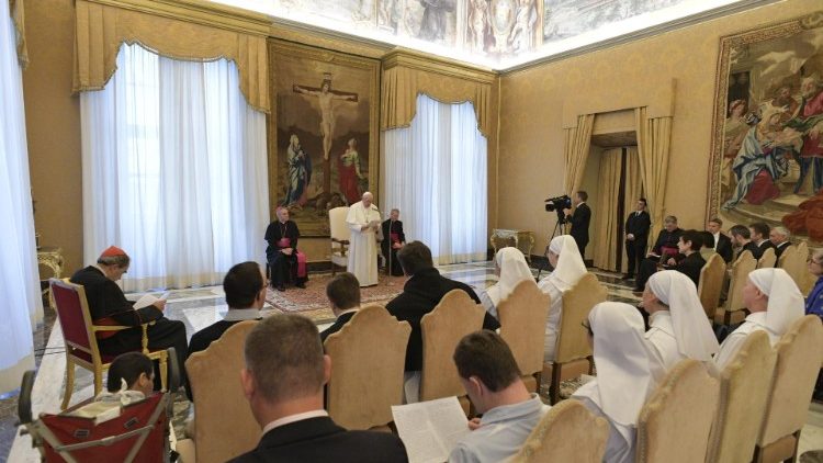 البابا فرنسيس مستقبلا ممثلين عن الجمعيات والحركات الكنسية الفرنسية المكرسة للرحمة الإلهية 13 كانون ديسمبر 2019